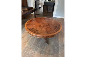 Grote ronde houten salontafel