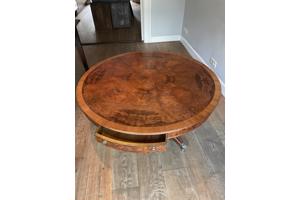 Grote ronde houten salontafel