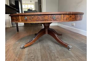 Grote ronde houten salontafel