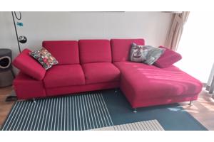 Fijne rode bank, zit heerlijk