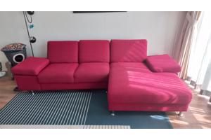 Fijne rode bank, zit heerlijk