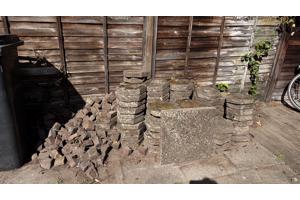 GRATIS buiten tegels , op te halen in VUGHT.