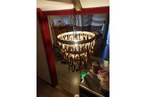 Robuste metalen hanglamp met houtsnippers
