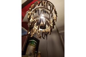 Robuste metalen hanglamp met houtsnippers