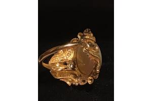 18 karaat gouden ring met een opaal en diamant
