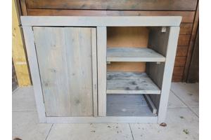 Steigerhouten kastje met deurtje en 3 planken.