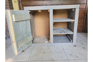 Steigerhouten kastje met deurtje en 3 planken.