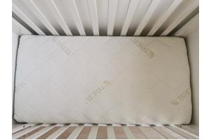 Ledikant incl verschoonplek, matras en andere benodigdheden