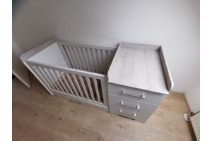 Ledikant incl verschoonplek, matras en andere benodigdheden