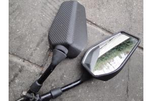 Brommer koffer en twee spiegel.