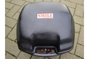 Brommer koffer en twee spiegel.