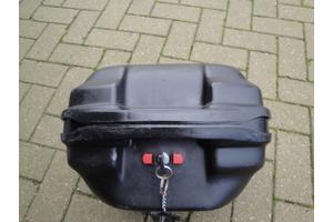 Brommer koffer en twee spiegel.