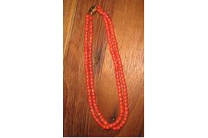 2 baans Bloedkoraal collier met 14 karaat gouden sluiting