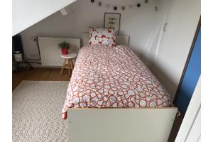 goed eenpersoonsbed met stevige lattenbodem