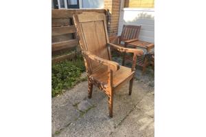 Antieke kloosterstoel