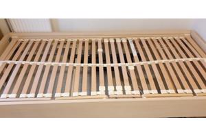 1 persoons bed (90x200cm) zeer goede staat.  Houten ombouw