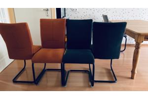 Massief grenen eettafel (uitschuifbaar) + 4 designstoelen