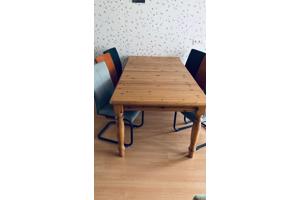 Massief grenen eettafel (uitschuifbaar) + 4 designstoelen