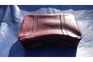 Rode lederen reiskoffer