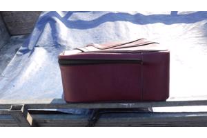 Rode lederen reiskoffer