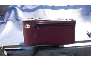 Rode lederen reiskoffer