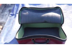 Rode lederen reiskoffer