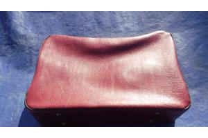 Rode lederen reiskoffer