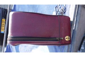 Rode lederen reiskoffer