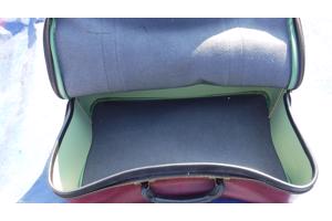 Rode lederen reiskoffer