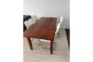 Robuuste houten eettafel met 4 stoelen