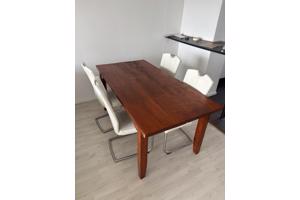 Robuuste houten eettafel met 4 stoelen