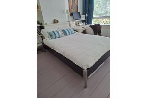 Bed 140x200 zeer goede staat en sterk