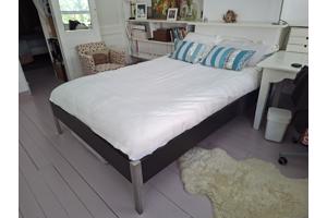 Bed 140x200 zeer goede staat en sterk