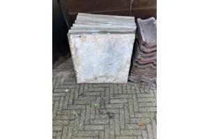Af te halen, er liggen bakstenen, stoeptegels, dakpannen en tuin ornament