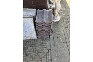 Af te halen, er liggen bakstenen, stoeptegels, dakpannen en tuin ornament