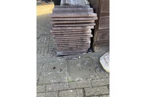 Af te halen, er liggen bakstenen, stoeptegels, dakpannen en tuin ornament