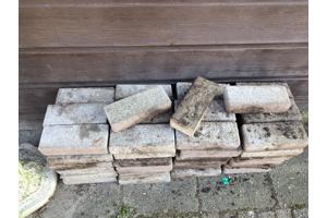 Af te halen, er liggen bakstenen, stoeptegels, dakpannen en tuin ornament