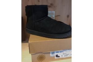 Uggs Bruin en Zwart. Verschillende maten beschikbaar.