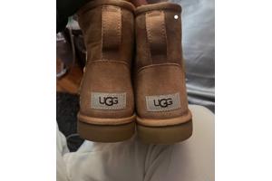 Uggs Bruin en Zwart. Verschillende maten beschikbaar.