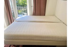 Tweepersoonsbed: 2 losse bedden incl 2 matrassen (180x210cm)