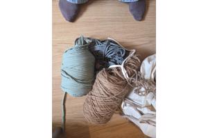 Hooked tricotlint