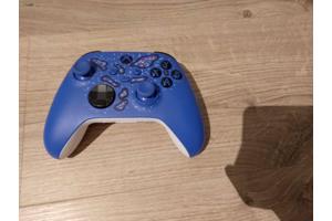 xbox series s met custom blauwe controller en leds in dexbox