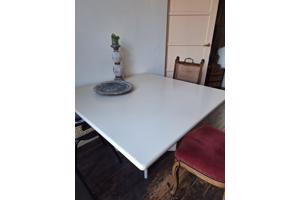 Mooie vierkante eettafel