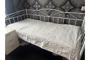 Eénpersoons wit stalen bed incl matras
