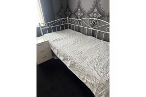 Eénpersoons wit stalen bed incl matras