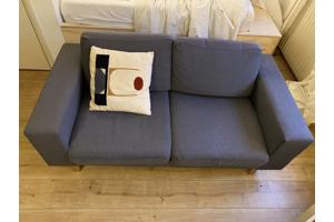 Grijze tweezits bank