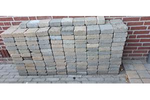 240 stenen , vierkant (14,5 bij 14,5, hoogte 5,5 cm)