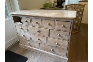 een grenen ladenblok