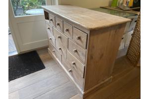 een grenen ladenblok