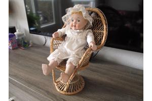 Porseleinen Poppen met Stoeltjes.